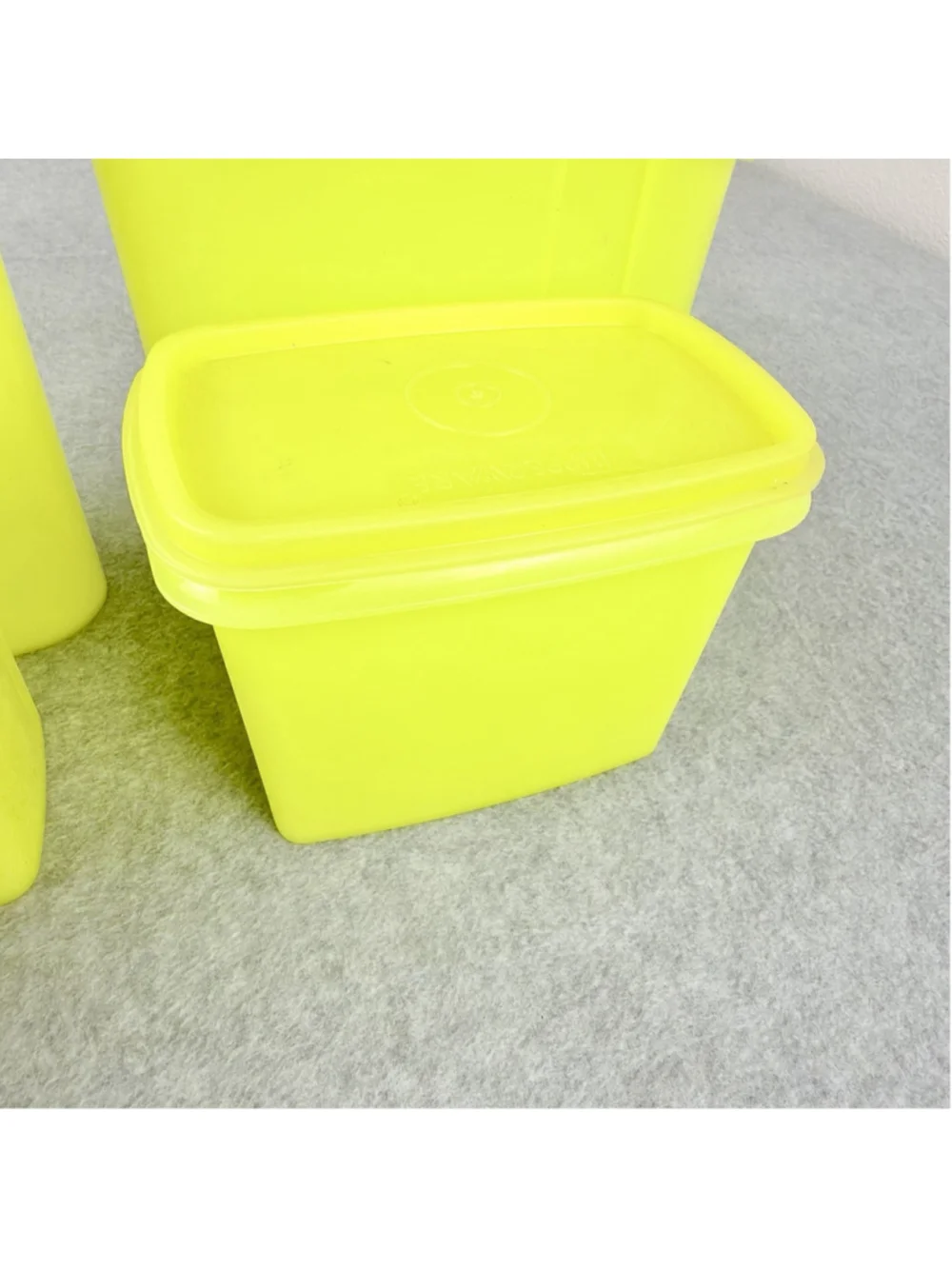 TUPPERWARE Yellow 8 Piece Set 4 Containers w Lids 587 1243 Shelf Saver